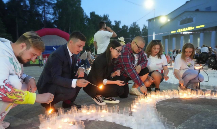 Алиса включи пожалуйста радио рекорд